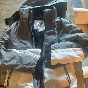 Obermeyer kids Gray and White Jacket. Unisex.